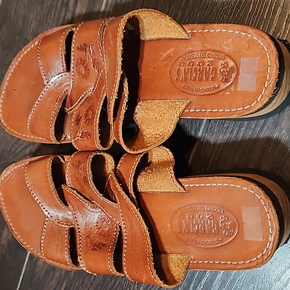 Garcias Tan Brown Lightweight Leather Embossed Platform Sip on Sandals - Picture 7 of 14